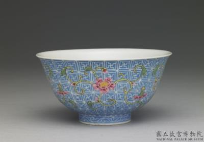 图片[2]-Tea bowl with floral scroll on a carved blue ground in falangcai painted enamels, Qianlong reign (1736-1795), Qing dynasty-China Archive